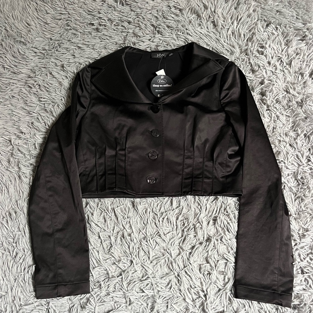Cropped black jacket